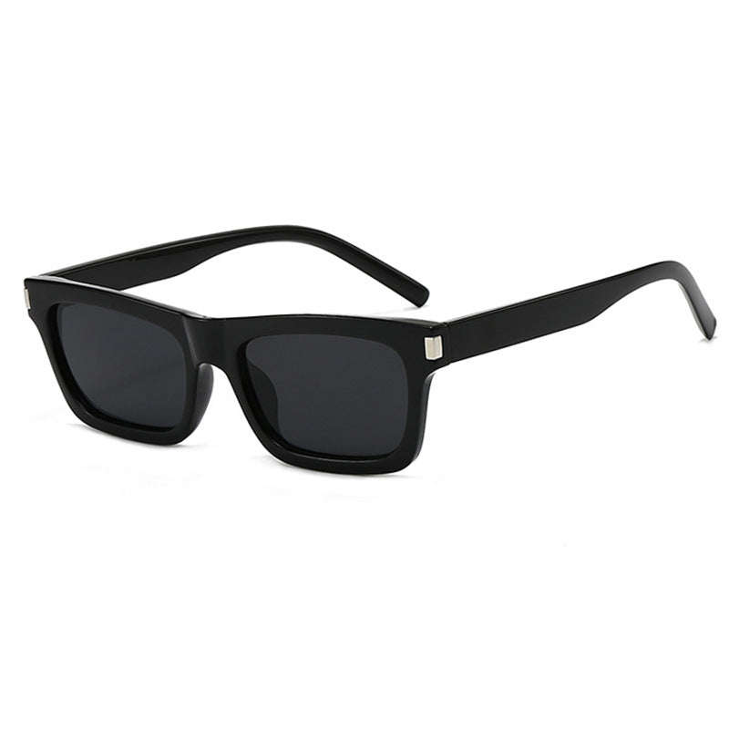 Dame kvadratisk solbrille med transparente linser og stillegant design Skanto