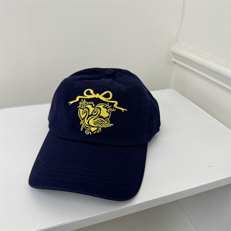 Kvinners broderte svanetema baseball cap Skanto