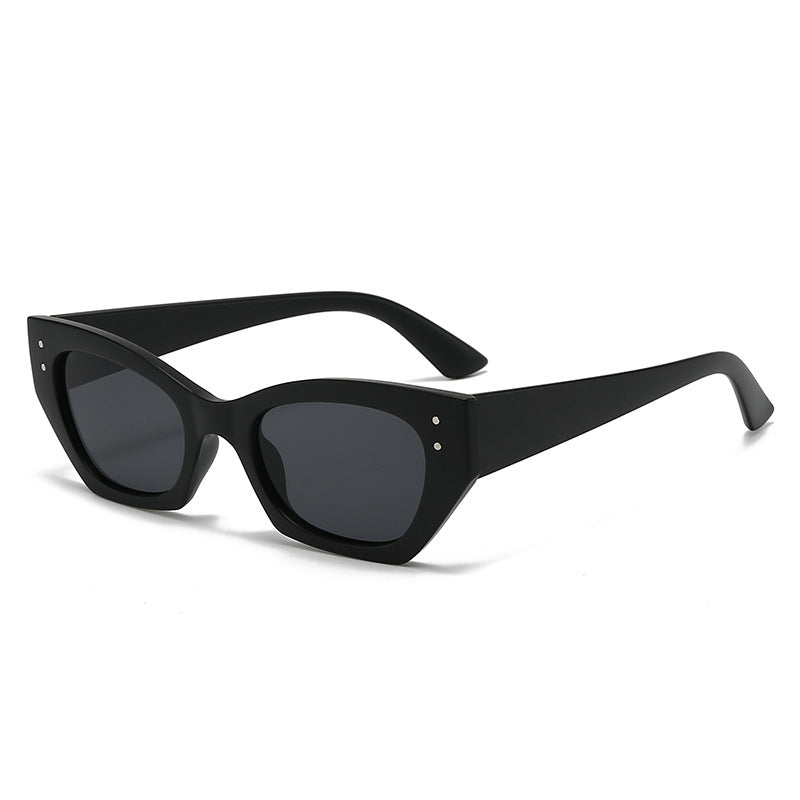 Dame moderne motefull solbrille i innovativt design Skanto