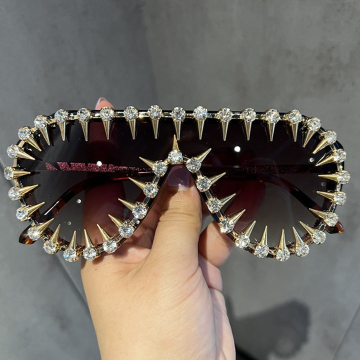Damer ekstravagant utformet katteøye solbrille med glitterakenter Skanto