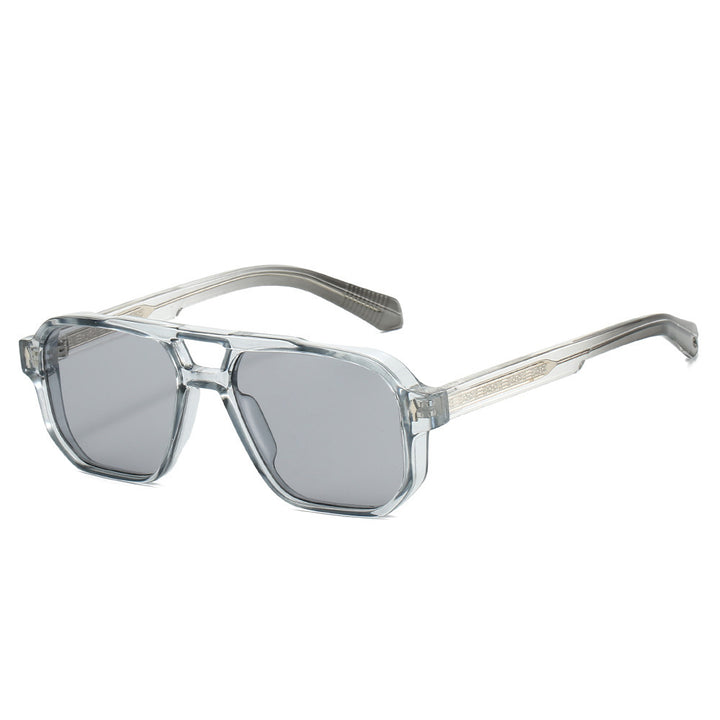 Dame moter solbrille i urban design med polariserte glass Skanto