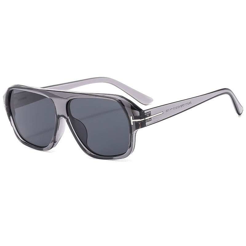 Dame modische solbrille med markant geometri og brune glass Skanto