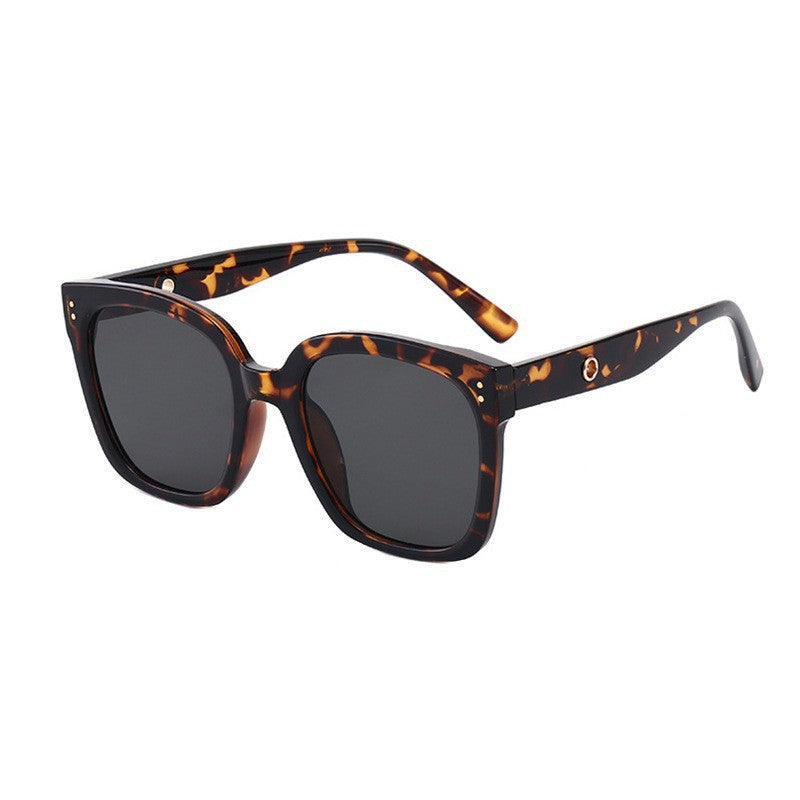 Dame moteriktig solbrille i trendy design Skanto