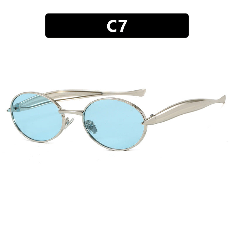 Dame moteriktig solbrille med oval ramme og glitrende detaljer Skanto