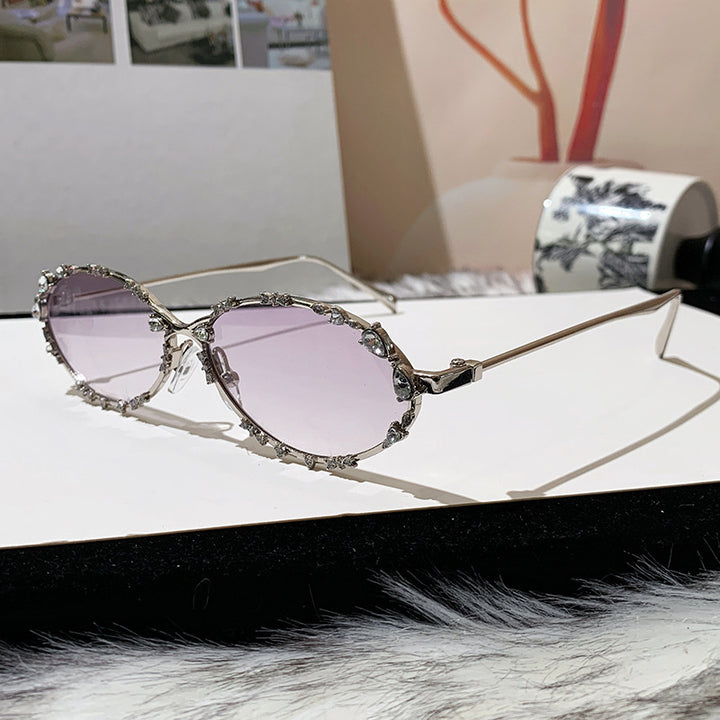 Dame ekstravagant oversized solbrille med futuristisk design Skanto