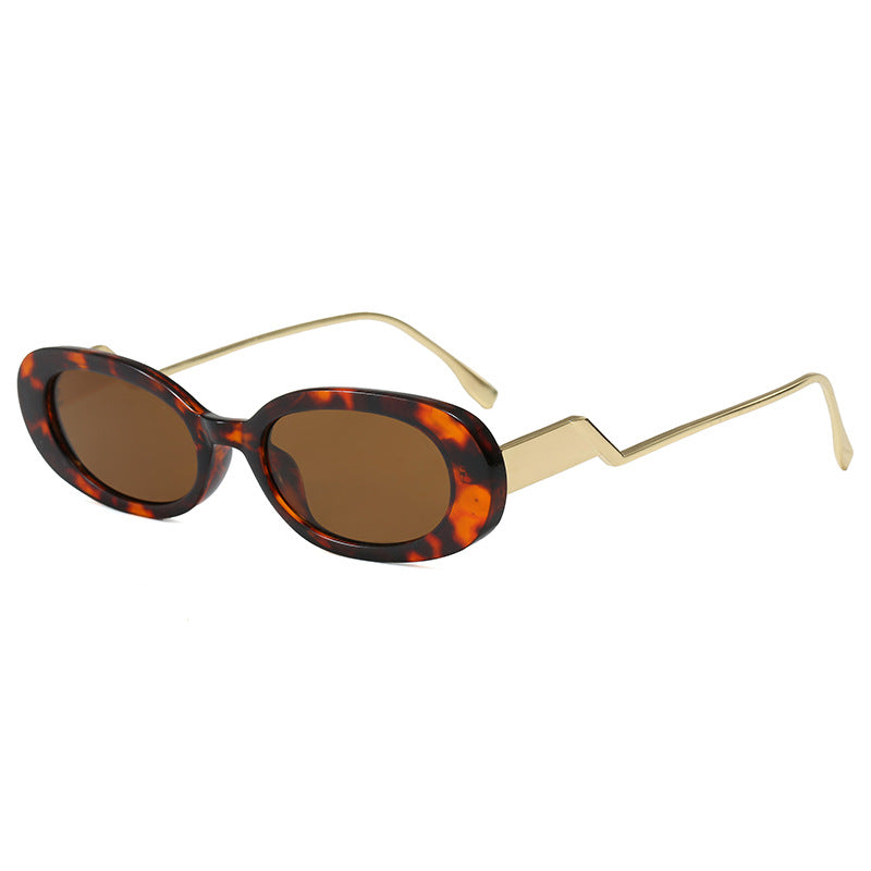 Dame retro-inspirert solbrille med moderne design og markant ramme Skanto