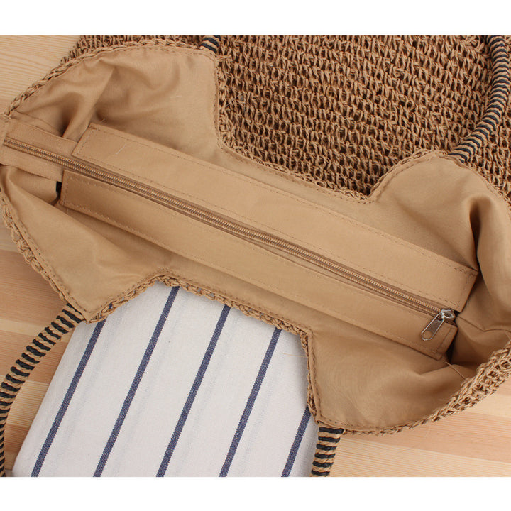 Håndlaget bast-crossbody veske med strukturert design Skanto