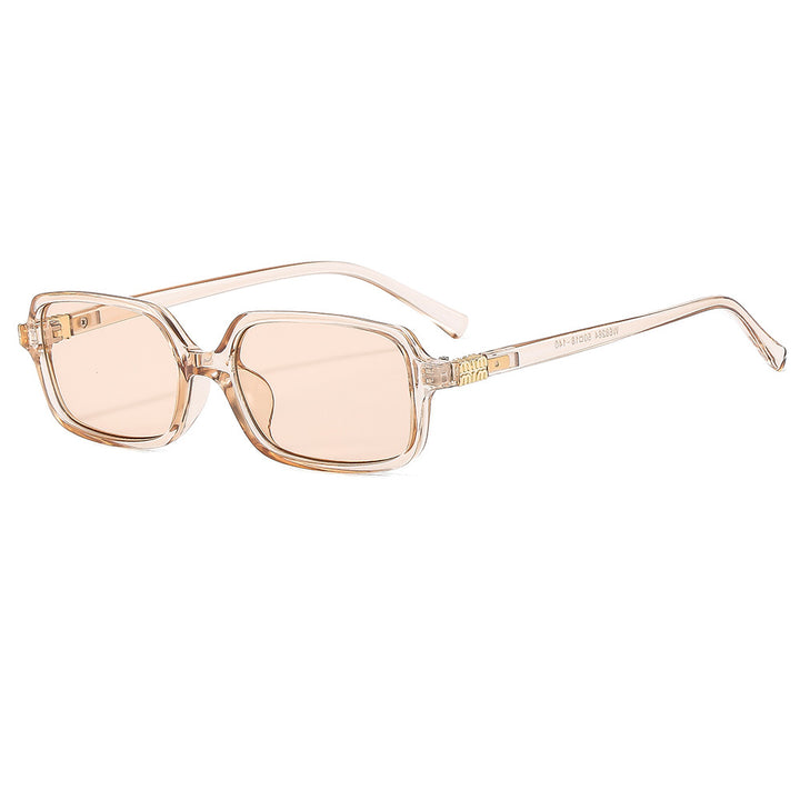Dame moteriktig solbrille med elegant plastramme og originalt design Skanto