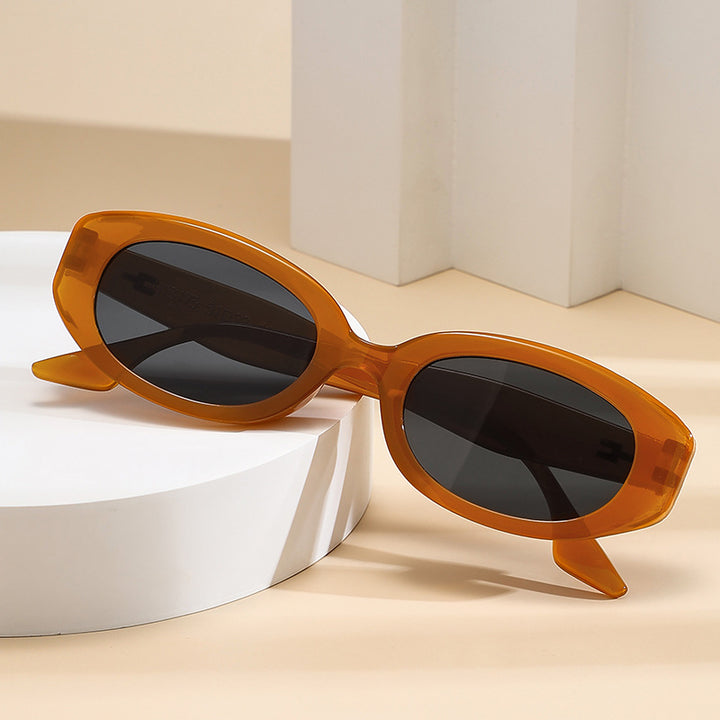 Dame moteriktig solbrille med moderne, oval ramme Skanto