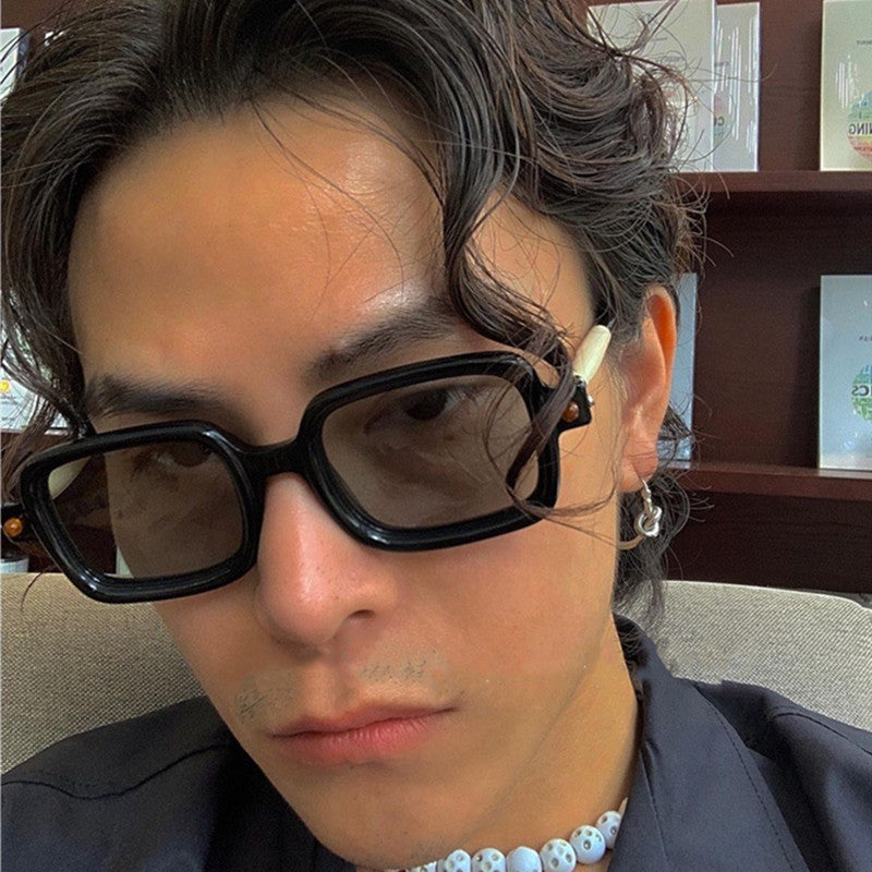 Dame kvadratisk solbrille med iøynefallende og moderne design Skanto