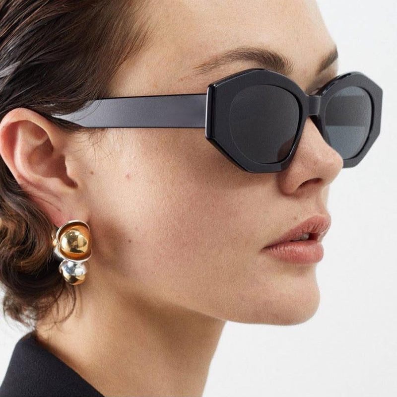 Dame geometrisk solbrille med trendy, gjennomsiktig ramme Skanto
