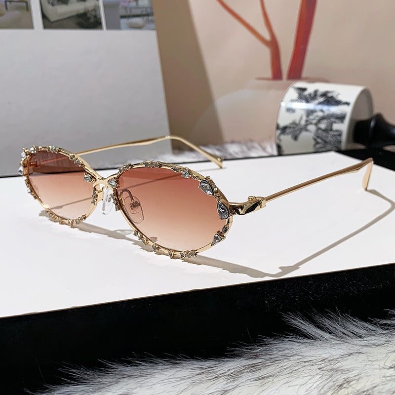 Dame ekstravagant oversized solbrille med futuristisk design Skanto