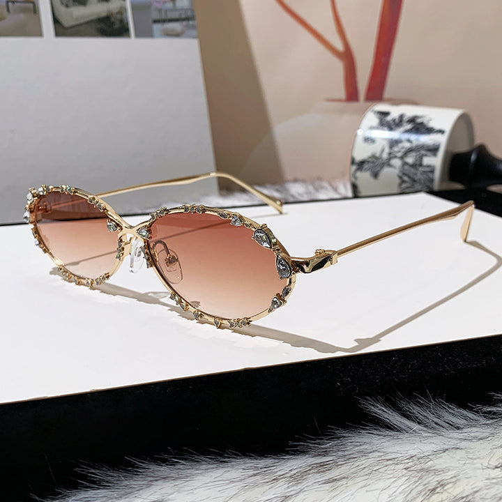 Dame ekstravagant oversized solbrille med futuristisk design Skanto