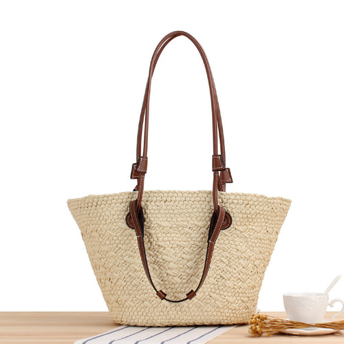 Beach bag made of handmade natural material with sturdy leather handle Skanto