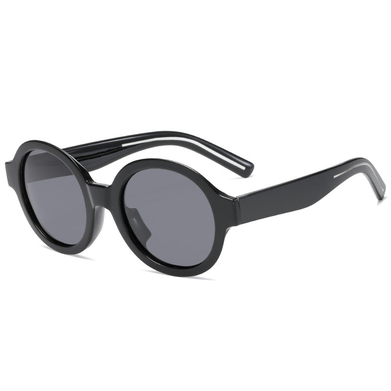Dame moteriktig solbrille i stilfullt rundt design Skanto