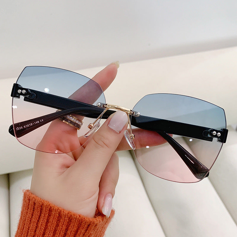 Dame elegant solbrille med innovativ design Skanto
