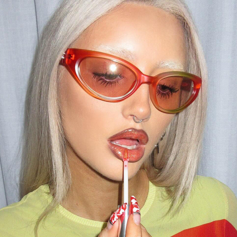 Damer ekstravagant solbrille med buet design Skanto