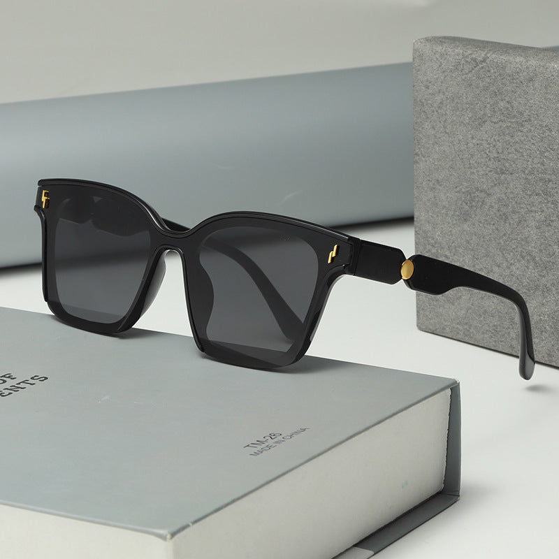 Dame Stilig solbrille med stilramme Skanto