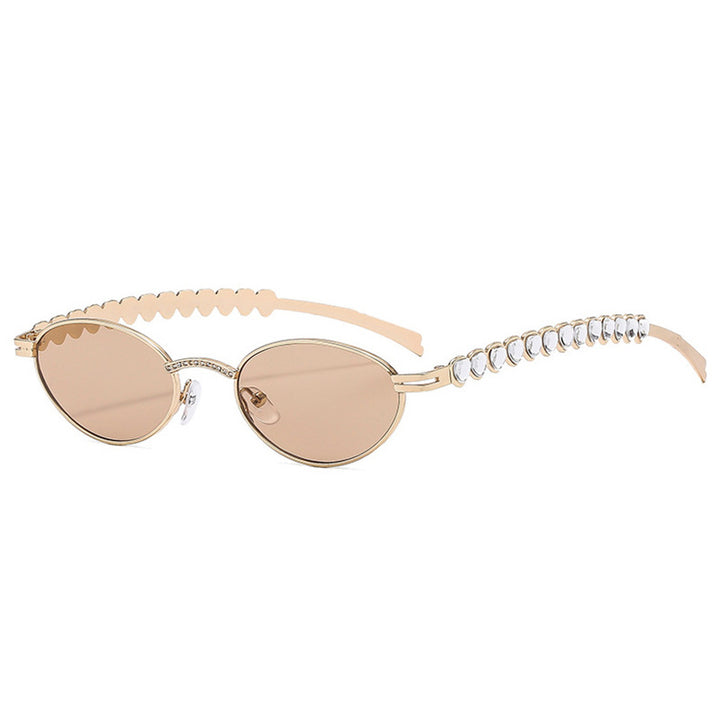 Dame moteriktig solbrille med dekorativ ramme og stilige detaljer Skanto