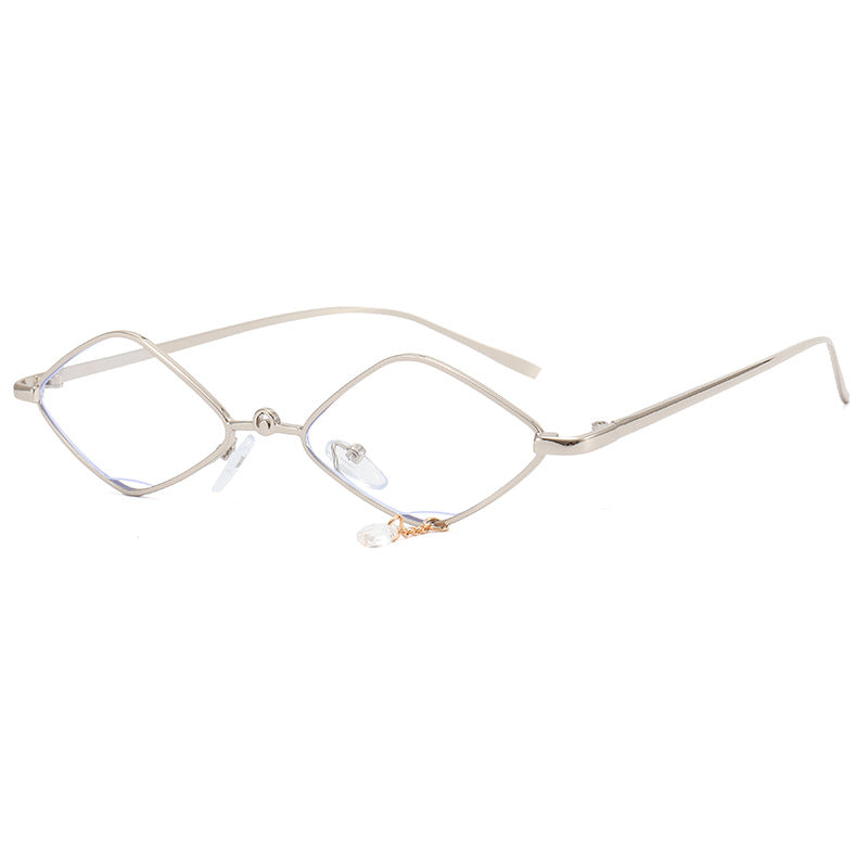 Dame moteriktig solbrille med fasettert ramme Skanto