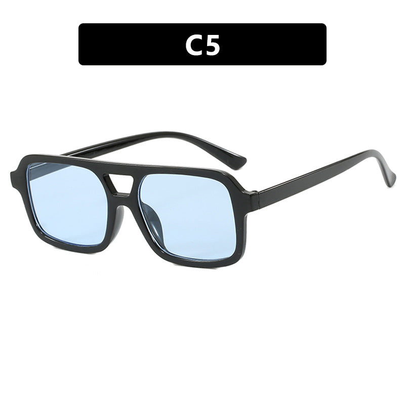 Dame moteriktig kvadratisk solbrille laget av transparent plast Skanto