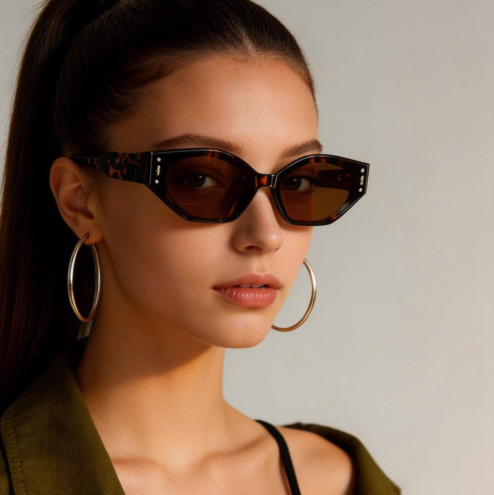 Dame geometrisk solbrille i futuristisk design Skanto