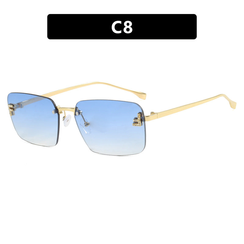 Dame kvadratisk solbrille med elegant gullramme og stilige linser Skanto