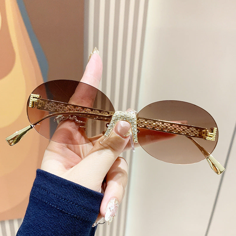 Dame solbrille med glitrende ramme og ovale glass Skanto