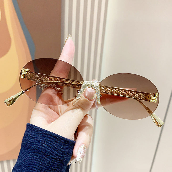 Dame solbrille med glitrende ramme og ovale glass Skanto