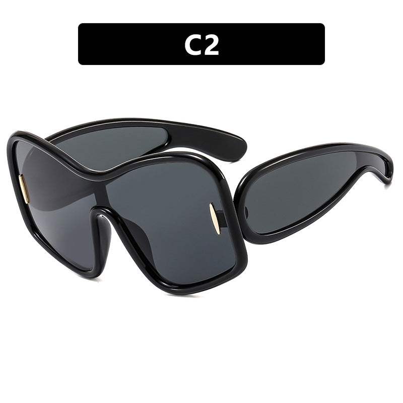 Dame futuristisk solbrille med ekstra bred design og beskyttende UV-filter Skanto