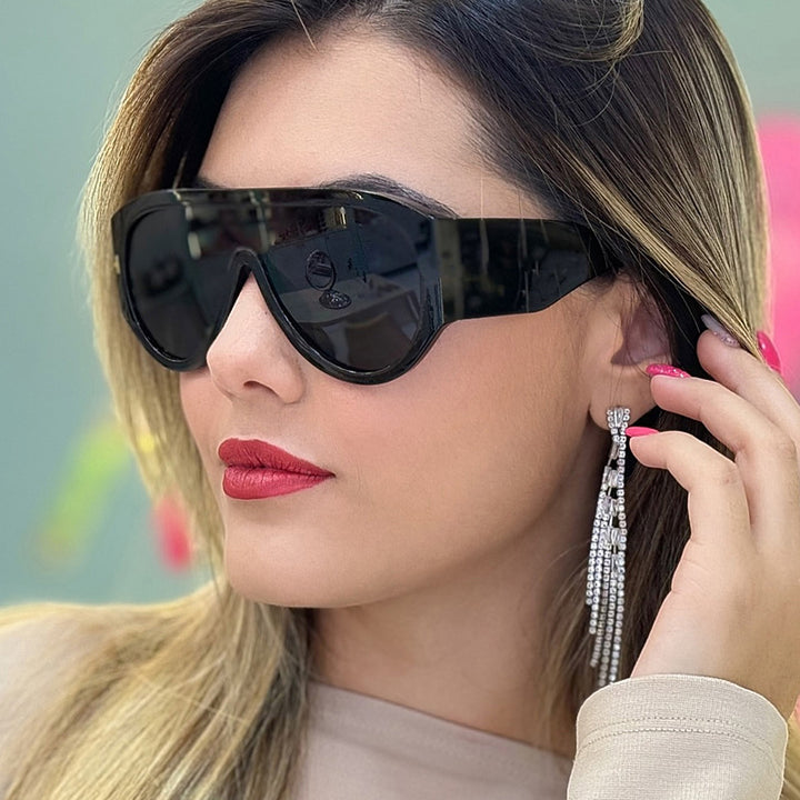Dame moteriktig solbrille med bred glamourøs ramme og UV-beskyttelse Skanto