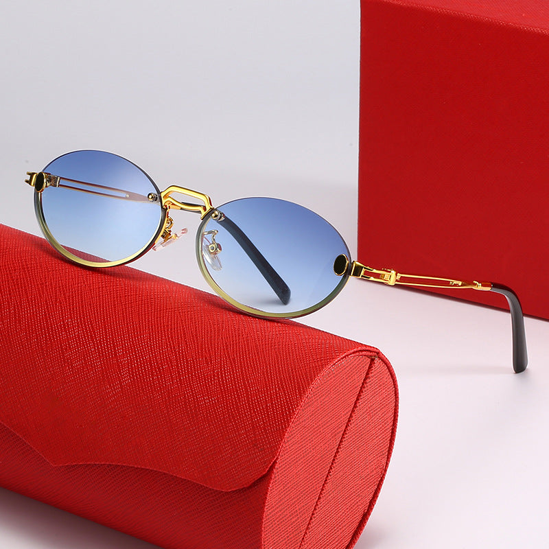 Dame moteriktig solbrille med filigran metallramme og stilleggende design Skanto