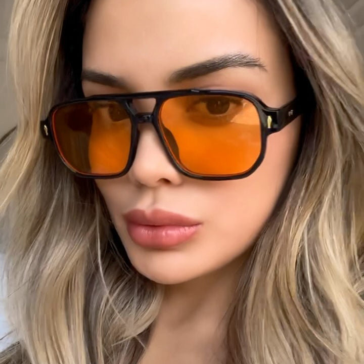 Dame moterik kvadratisk solbrille med luksuriøse detaljer Skanto