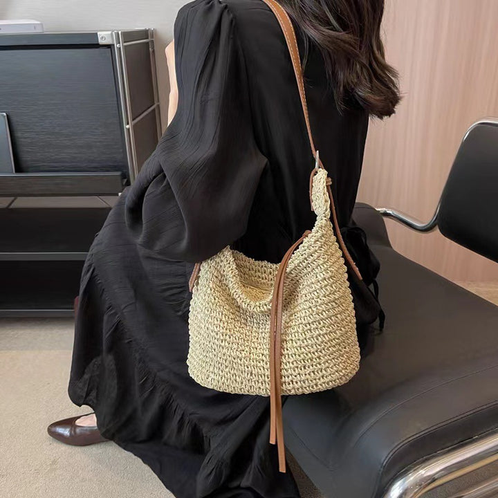 Kultivert bast crossover veske med lærdetaljer Skanto