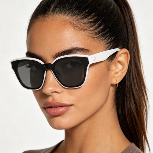 Dame moteriktig solbrille med bred ramme og myke linser Skanto