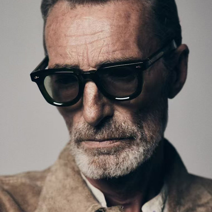 Dame modische solbrille i trendy design med elegant ramme Skanto