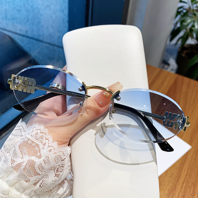 Dame modische solbriller i elegant oval design Skanto