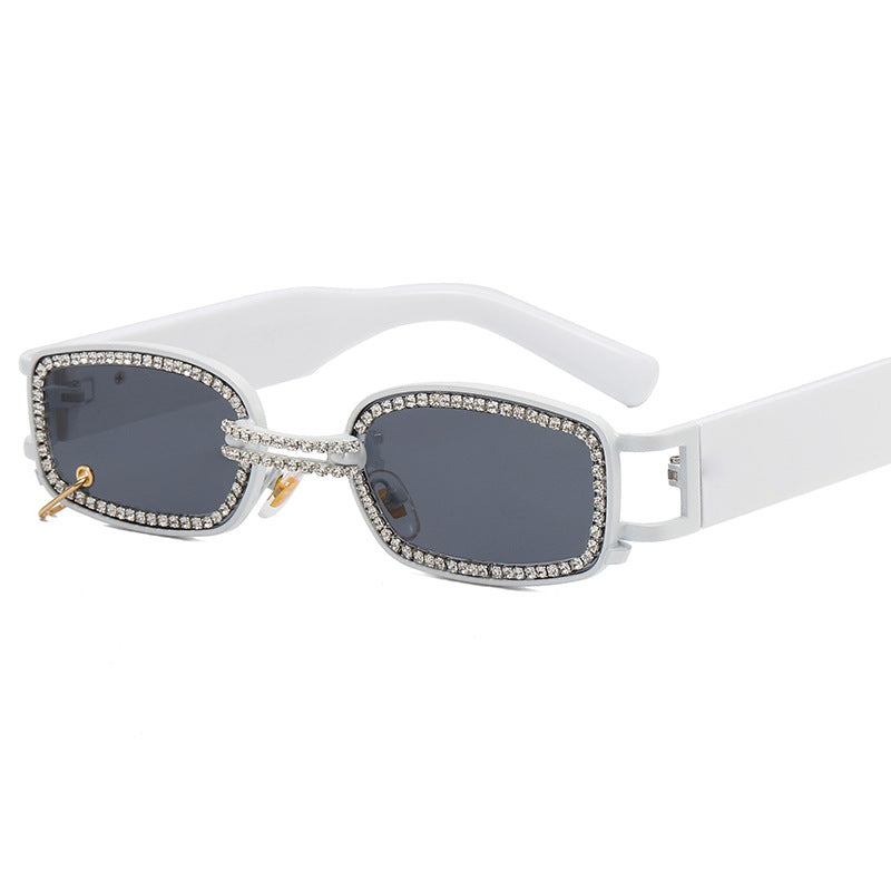 Dame moteriktig solbrille med glitrende krystalramme Skanto
