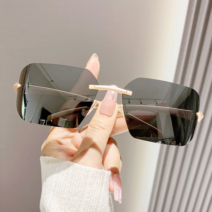 Dame moteriktig kvadratisk solbrille med dekorert metallramme Skanto