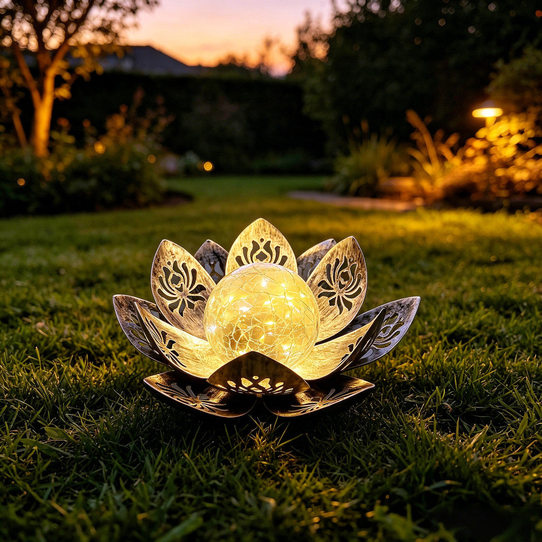Dekorativ solenergi lotus LED hage lantern med sprukket glass kule og laserskårede metallblader Skanto