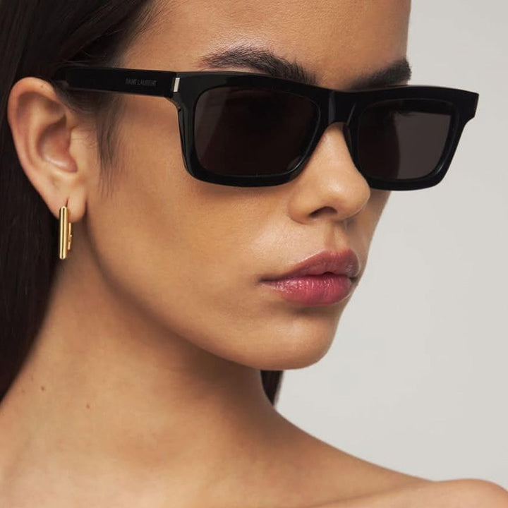 Dame kvadratisk solbrille med transparente linser og stillegant design Skanto