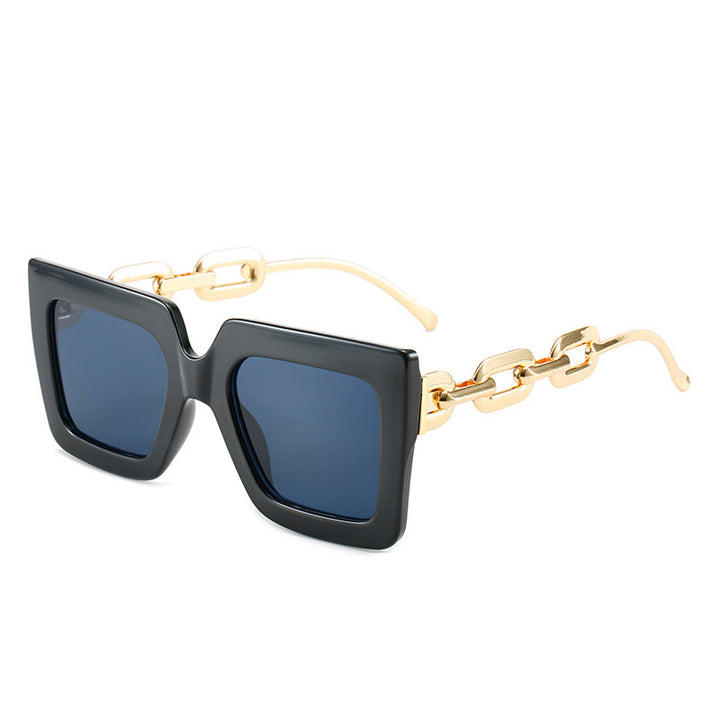 Dame cat-eye solbriller med luksuriøs design og kjedeinnramming Skanto