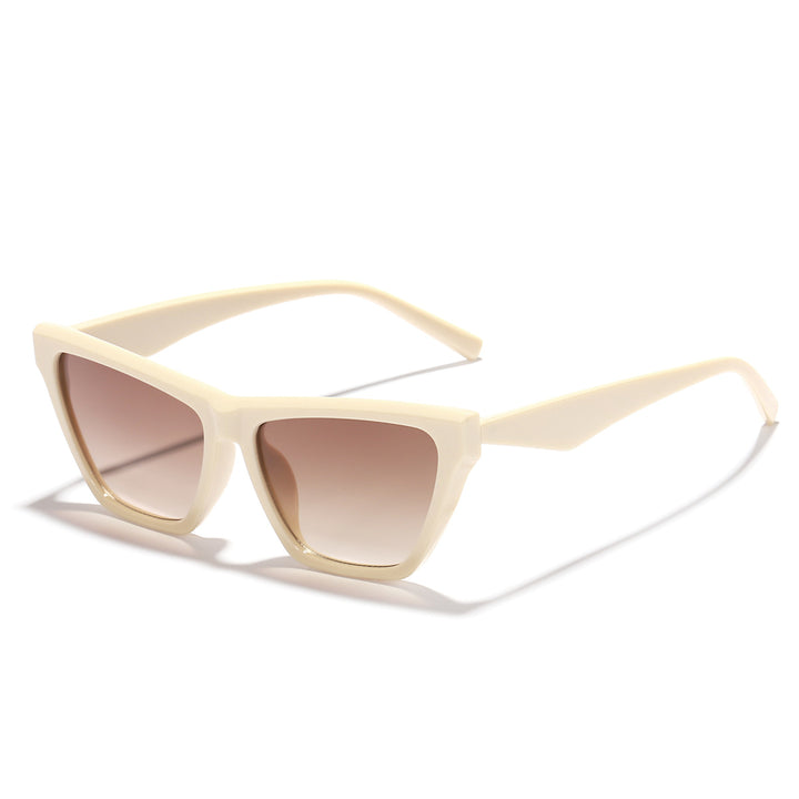 Dame designer solbrille med stilfull transparent ramme og UV-beskyttelse Skanto