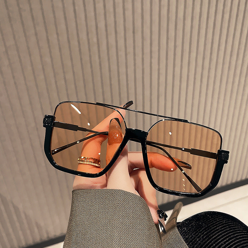 Dame oversized solbriller med elegant, kvadratisk ramme Skanto