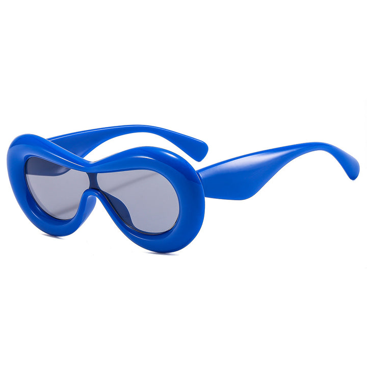 Dame moteriktig solbrille med nostalgisk sving Skanto
