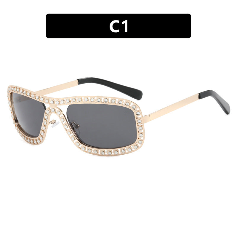 Dame moteriktig solbrille med glitrende ramme Skanto