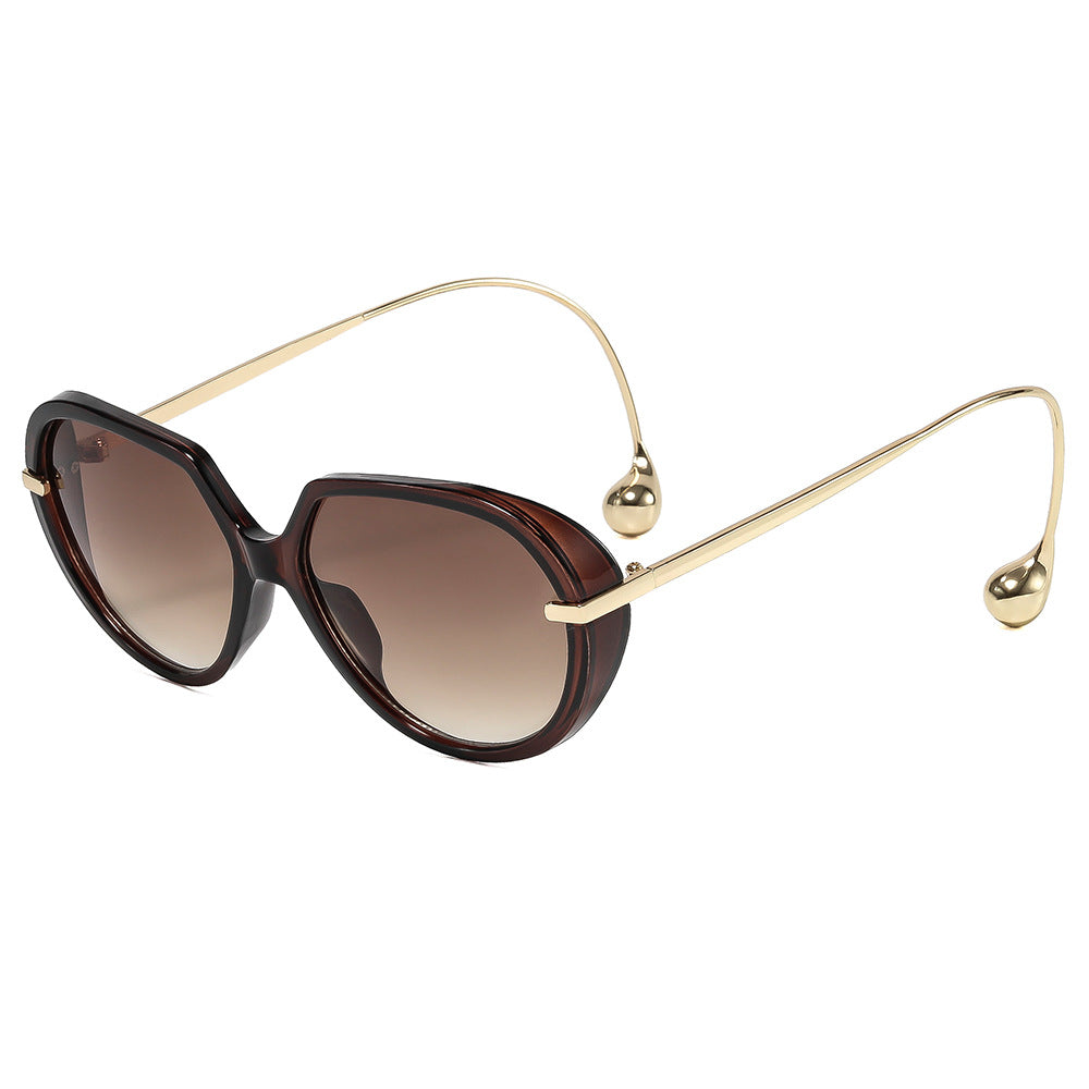 Dame cat-eye solbriller med gyldne detaljer og stilig ramme Skanto