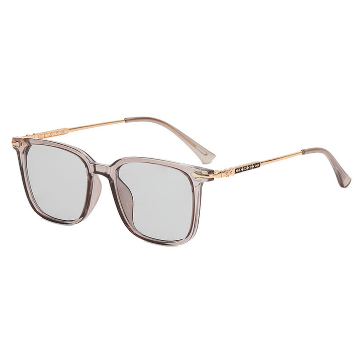 Dame moteriktig solbrille med elegant ramme og kontrasterende glass Skanto