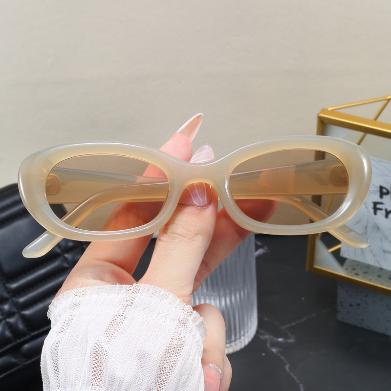 Dame moteriktig solbrille med oval design og UV-beskyttelse Skanto