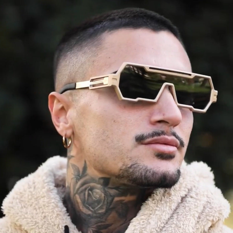 Dame motorisert solbrille i futuristisk design med bred ramme Skanto